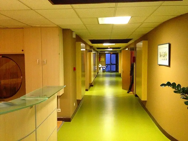 Un couloir aux couleurs vives