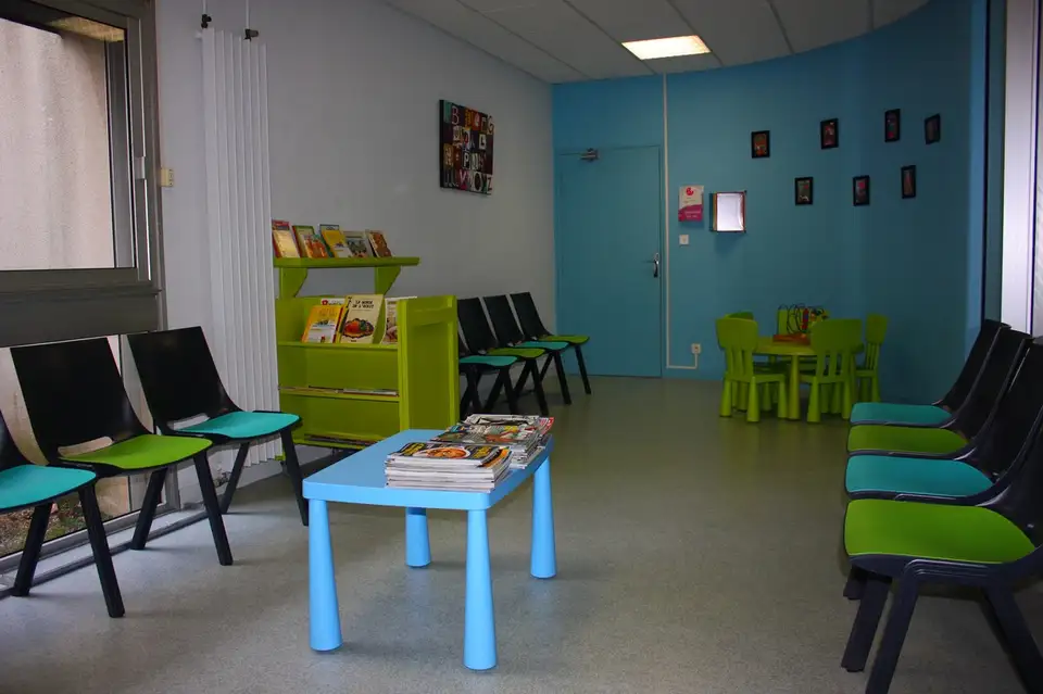 La salle d'attente du Centre, colorée et lumineuse