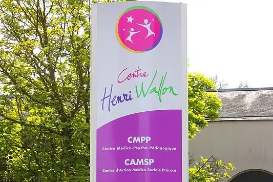 Le totem du Centre Henri Wallon devant le siège, à Nantes